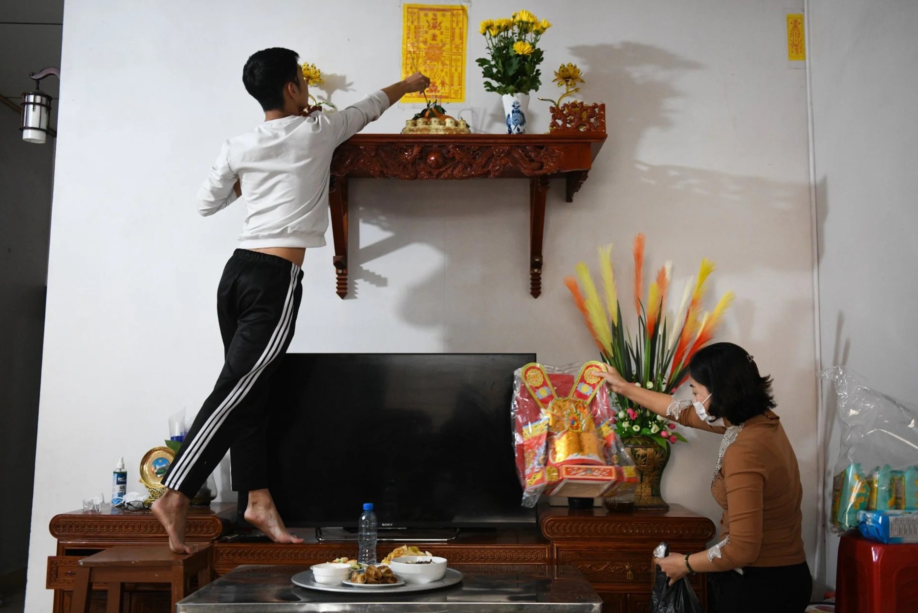 Cung ong Cong ong Tao gio nao, o dau trong nha hinh anh