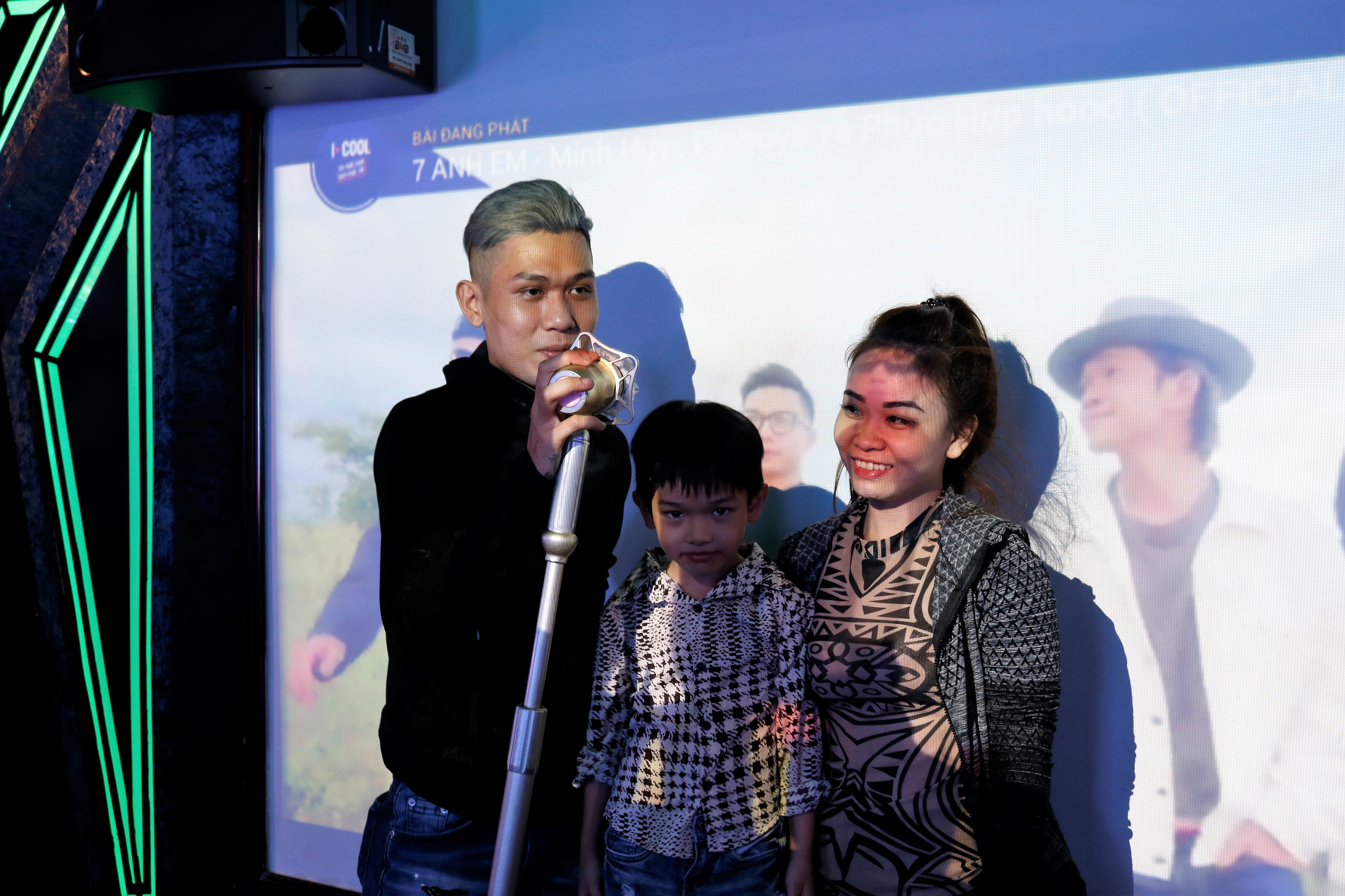 bar mo xuyen tet anh 1