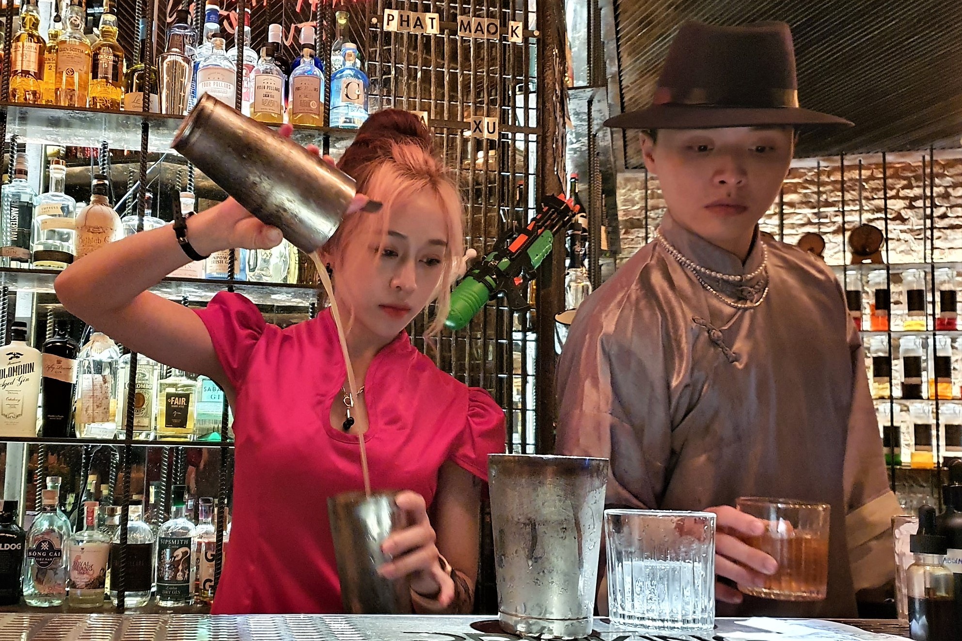 bar mo xuyen tet anh 4