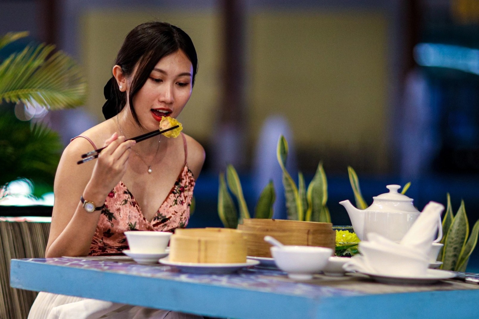 Nhung nguoi tre o TP.HCM sang di lam, toi o nha trong ngay le hinh anh