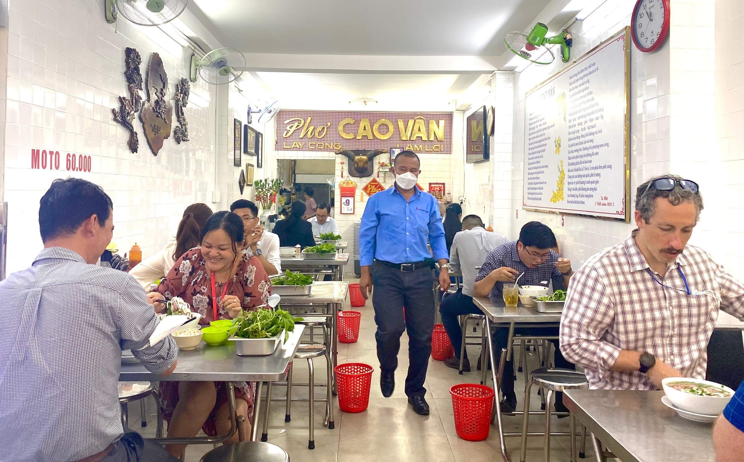 Hang quan o TP.HCM xoay xo khi gia xang, gas tang cao hinh anh