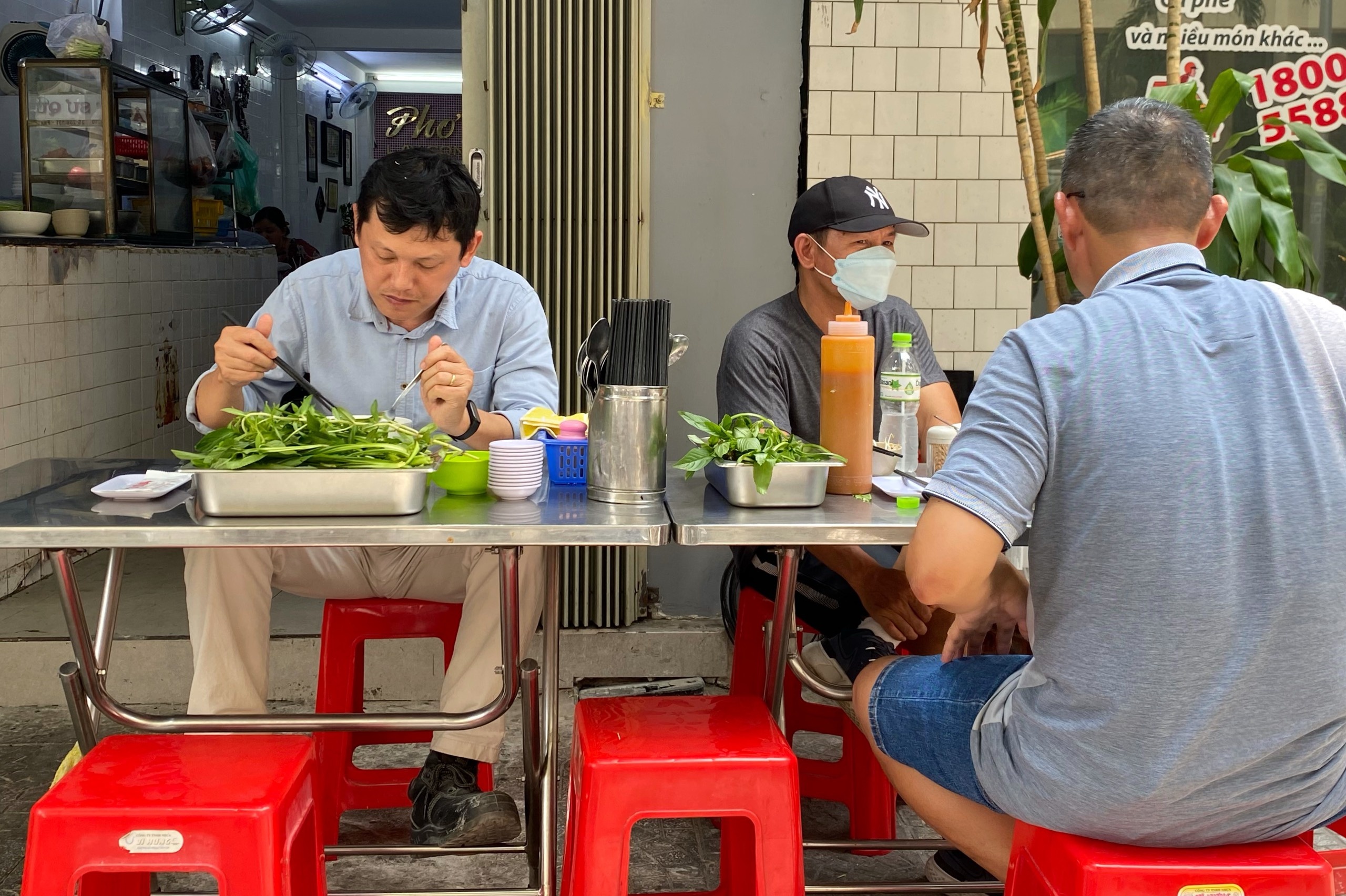 dan van phong dap xe di lam anh 2