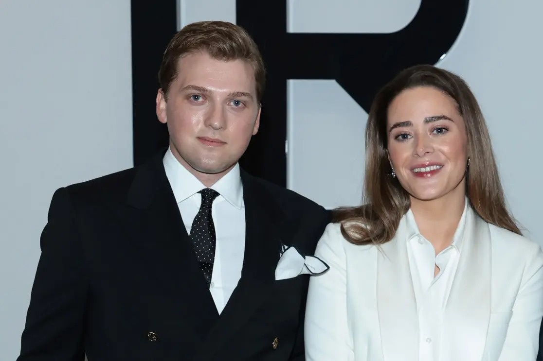 chau gai tong thong biden cuoi anh 1