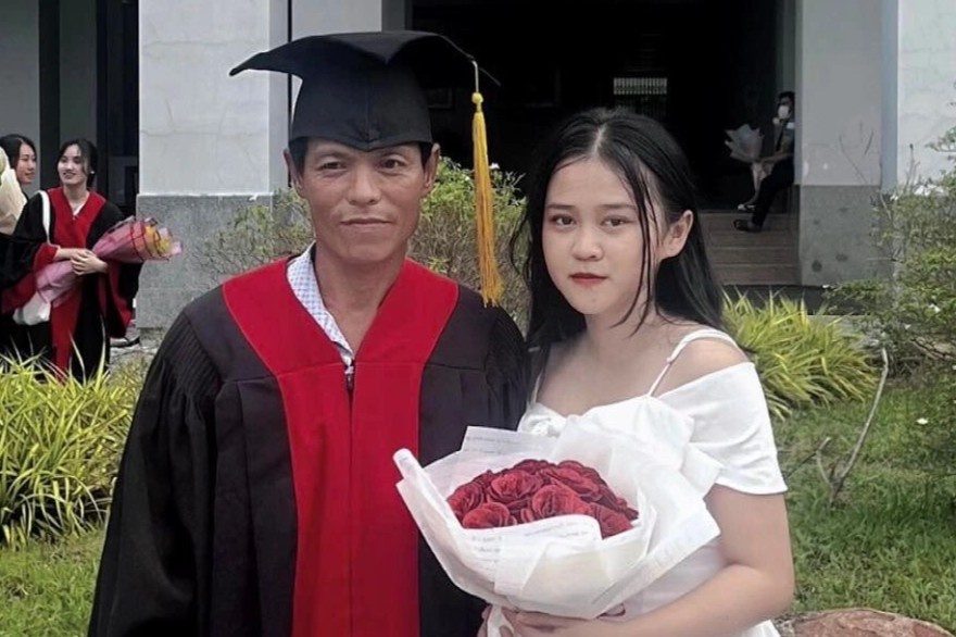 Con gai khoac ao cu nhan cho cha trong ngay tot nghiep hinh anh