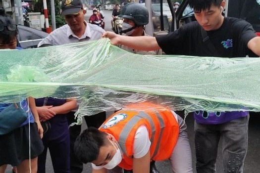 Nhieu nguoi dan che mua cho nan nhan vu tai nan giao thong hinh anh