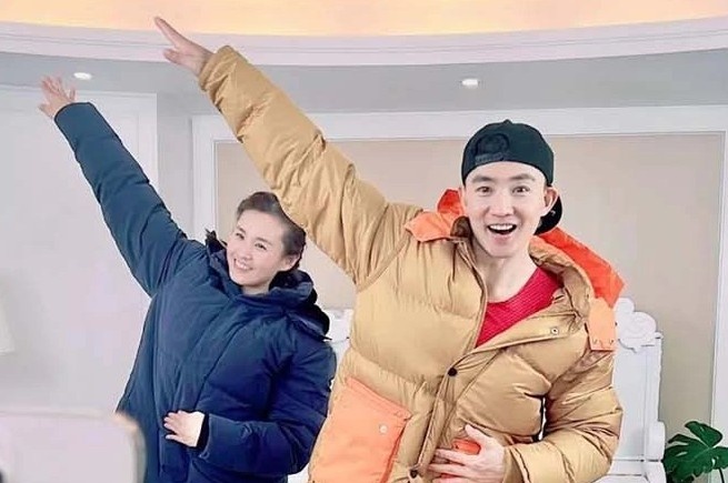 Cap vo chong noi tieng nho doan livestream mac ao am, tap the duc hinh anh