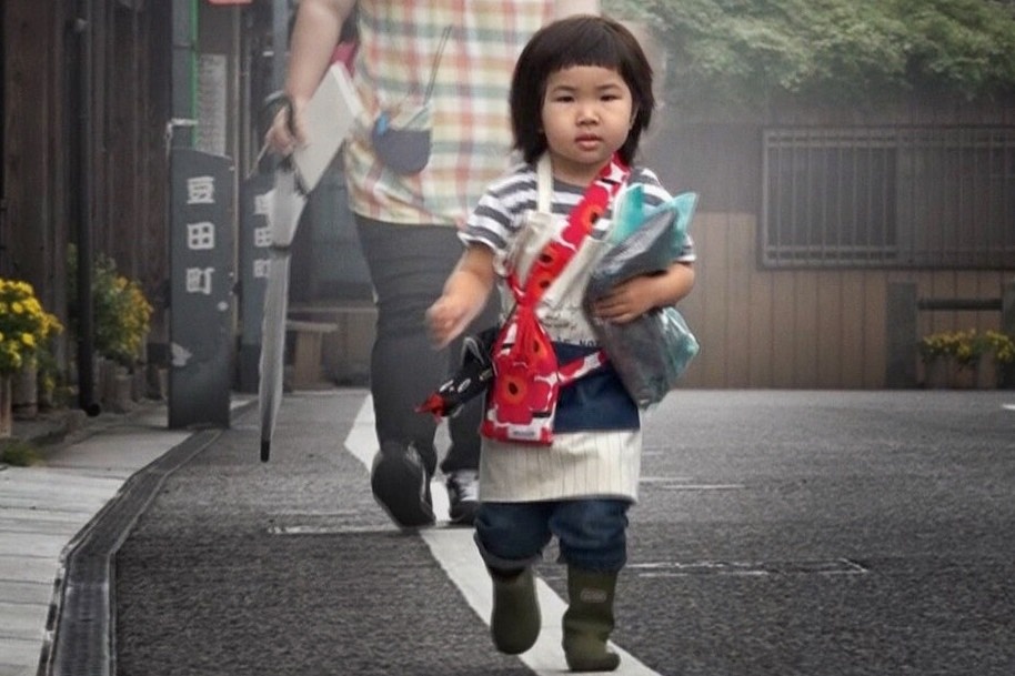 Day be 2 tuoi di sieu thi, chuong trinh Nhat Ban gay tranh cai hinh anh