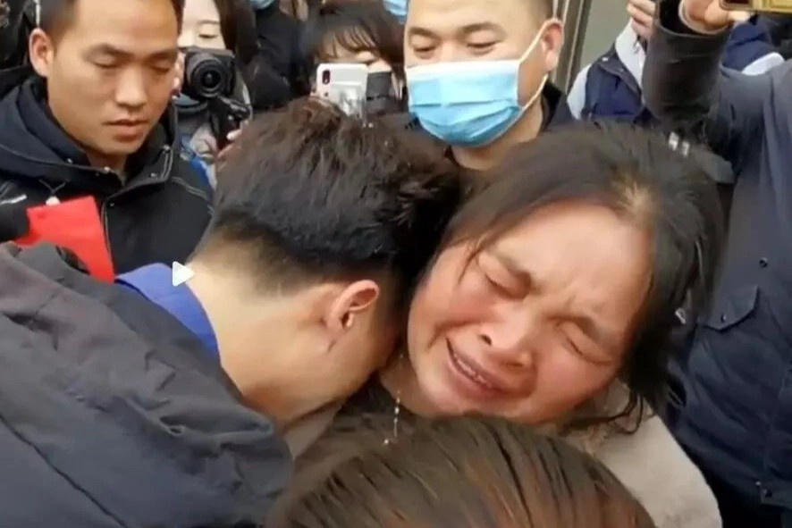 Cha con that lac tim thay nhau nho xet nghiem Covid-19 o Trung Quoc hinh anh