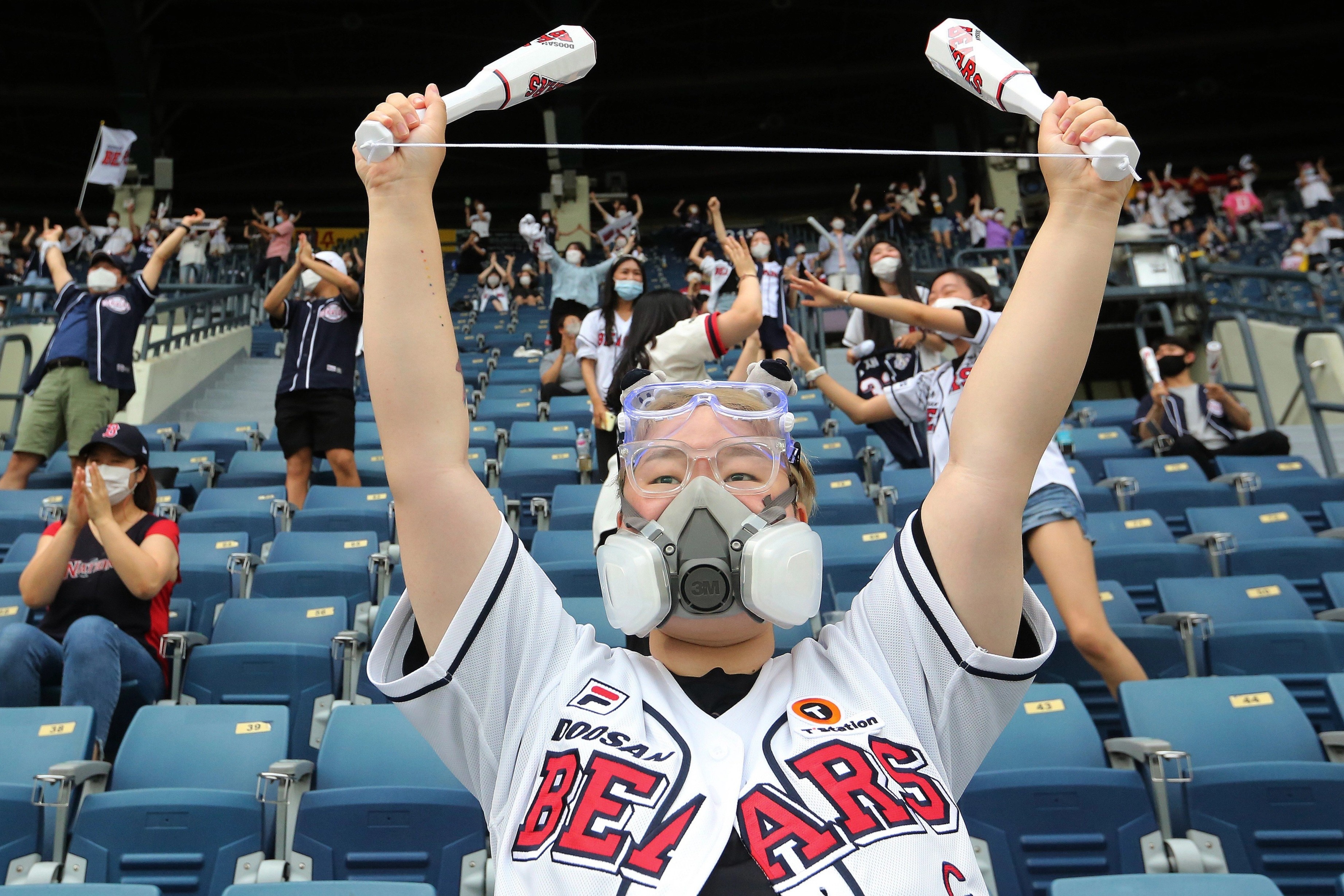 Han Quoc bo quy dinh deo khau trang ngoai troi hinh anh