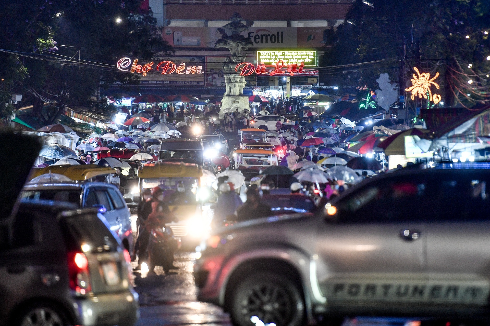 khách du lịch trở lại thành phố ảnh 1 khach du lich tro lai thanh pho anh 1