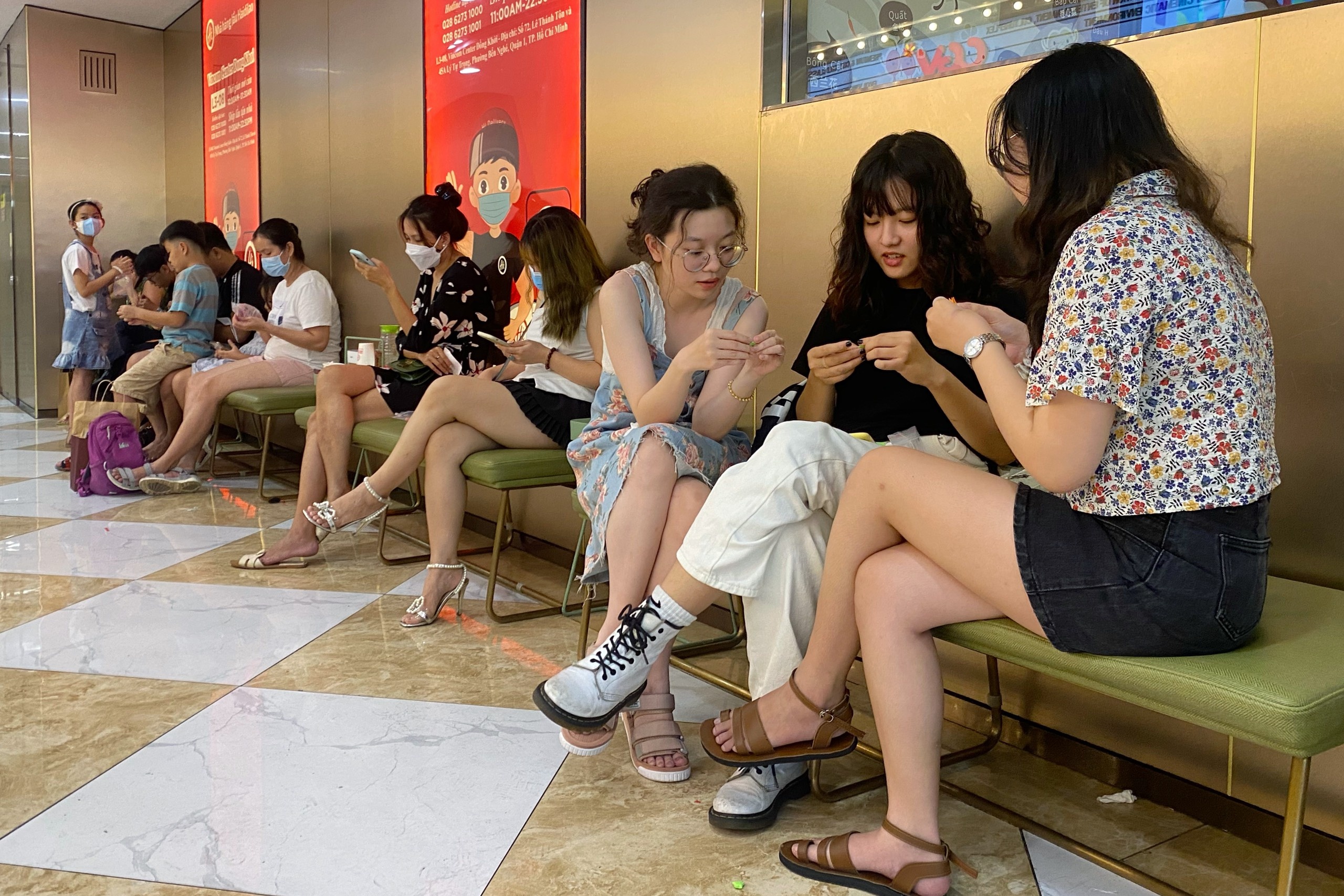 ngồi chờ ăn tối ở trung tâm thương mại ảnh 3 ngoi cho an toi o trung tam thuong mai anh 3