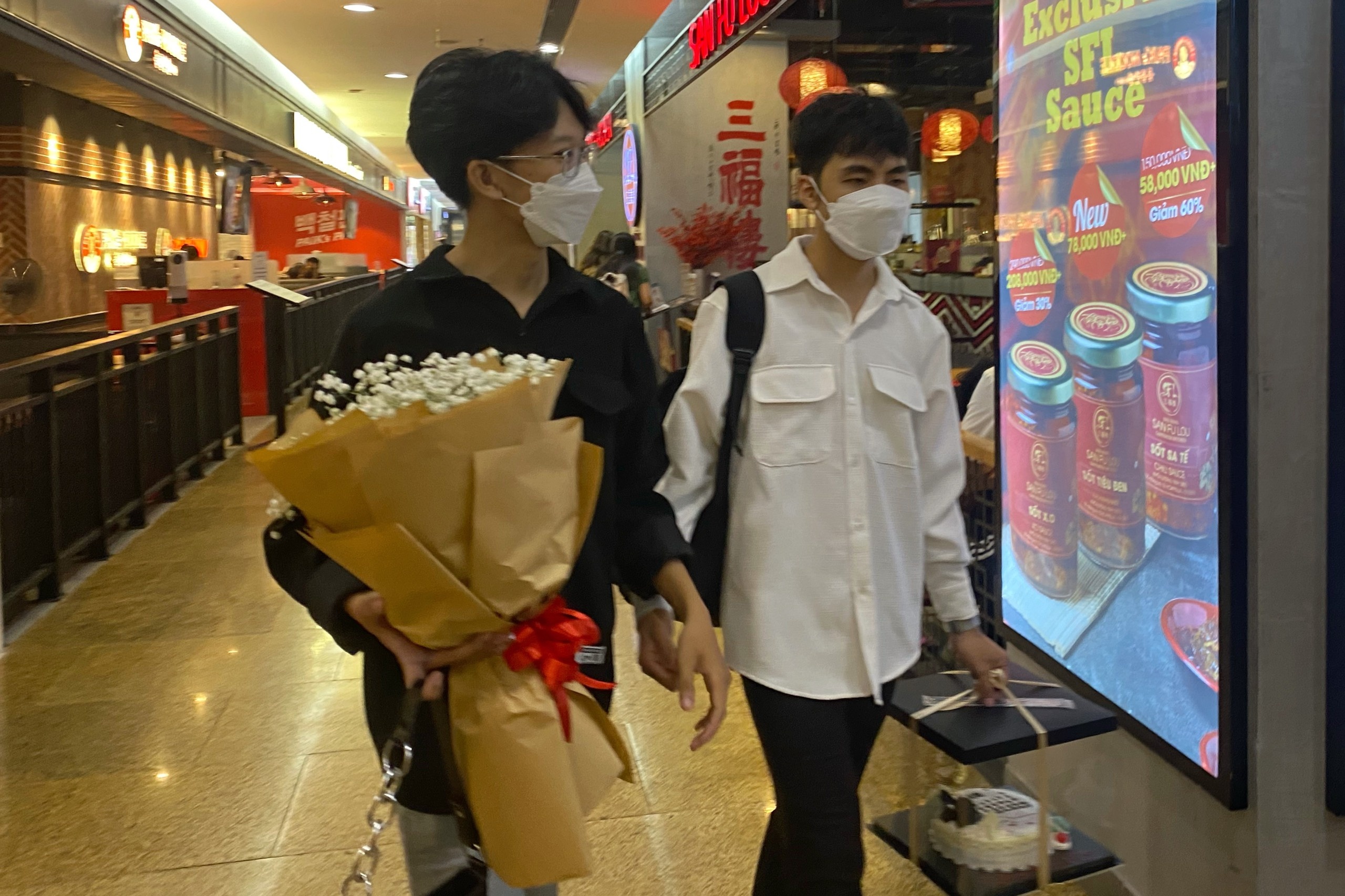 ngoi cho an toi o trung tam thuong mai anh 7