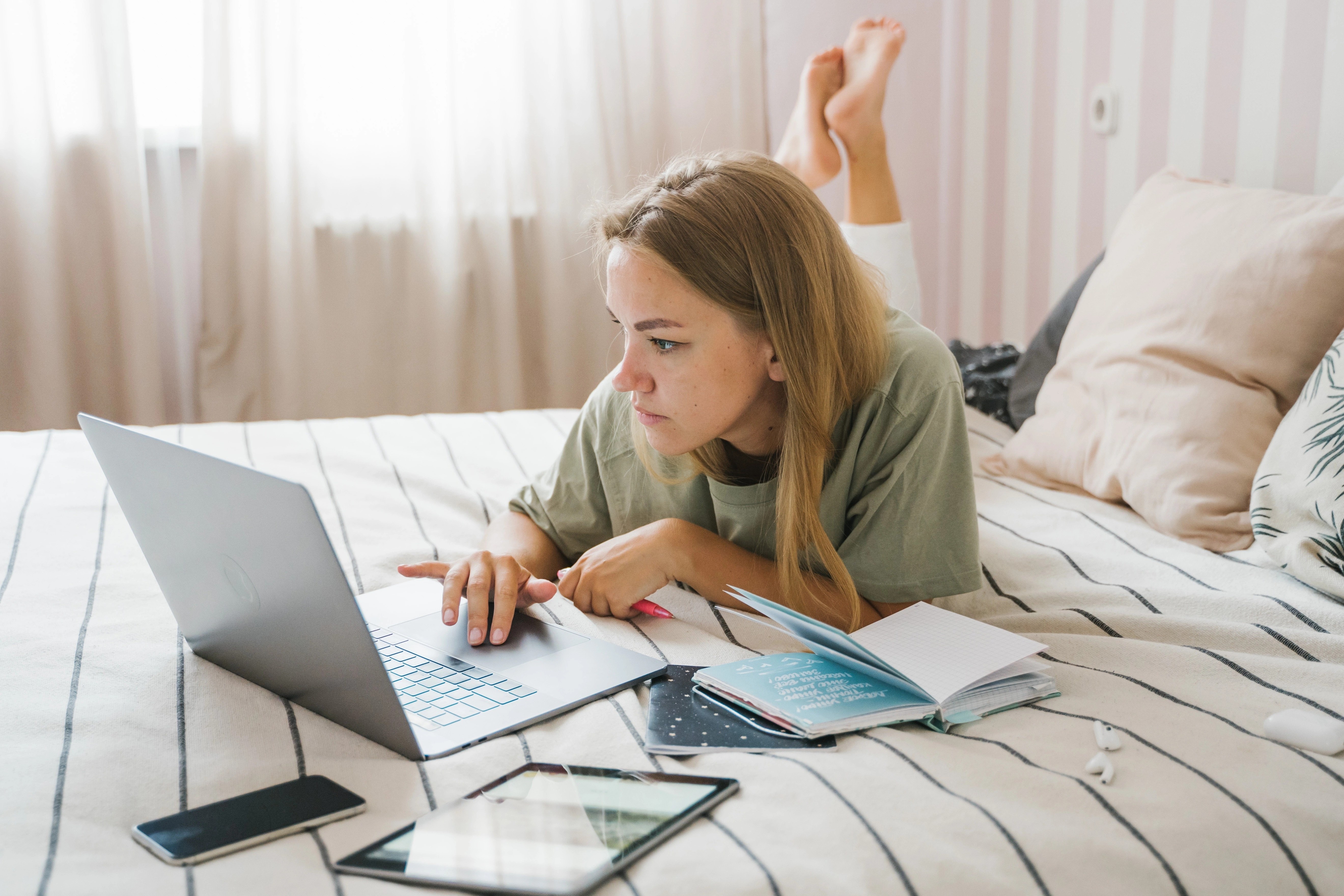 Nhieu nguoi tre ngu va thuc ben chiec laptop hinh anh