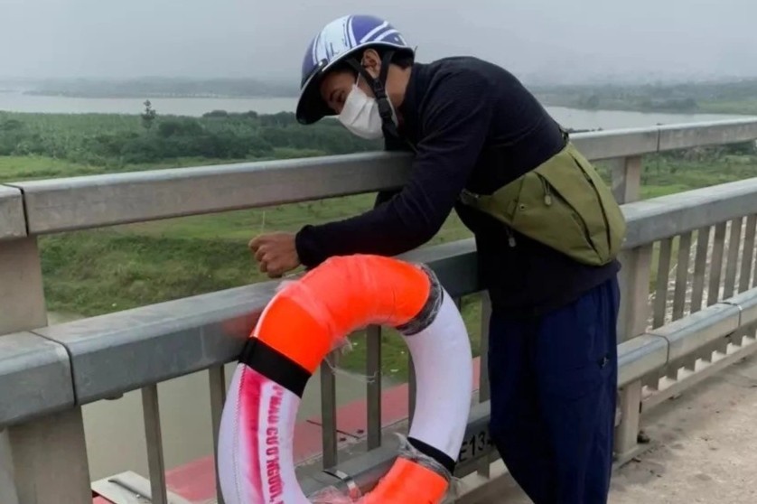 Nhom ban tre treo phao boi tren 6 cay cau lon hinh anh