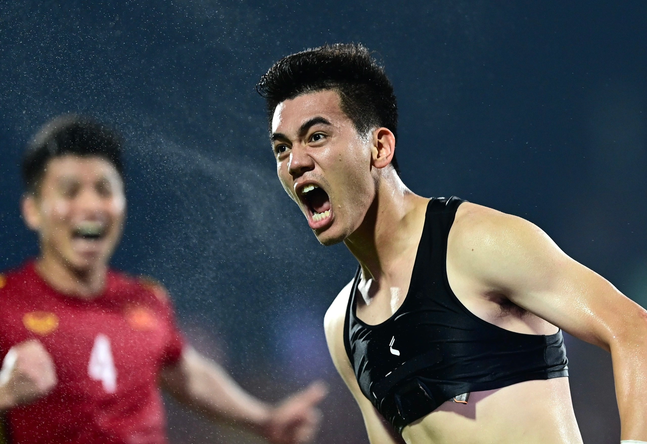 Dan mang to mo ve chiec ao nguc cua Tien Linh trong ban ket SEA Games hinh anh