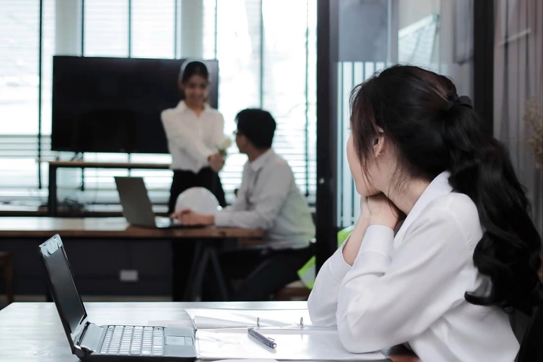 tình yêu công sở nở rộ ảnh 2 tinh yeu cong so no ro anh 2