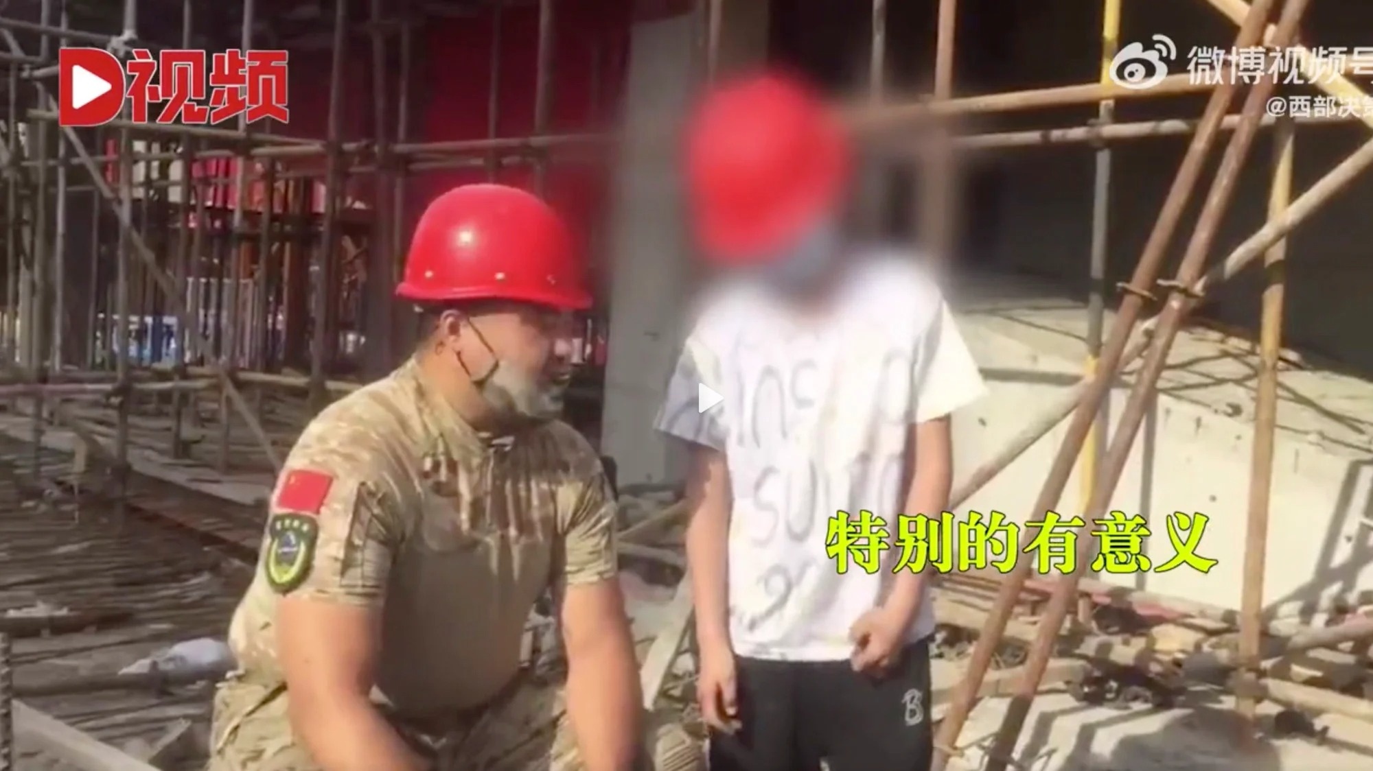 dua hoc sinh den cong truong anh 1