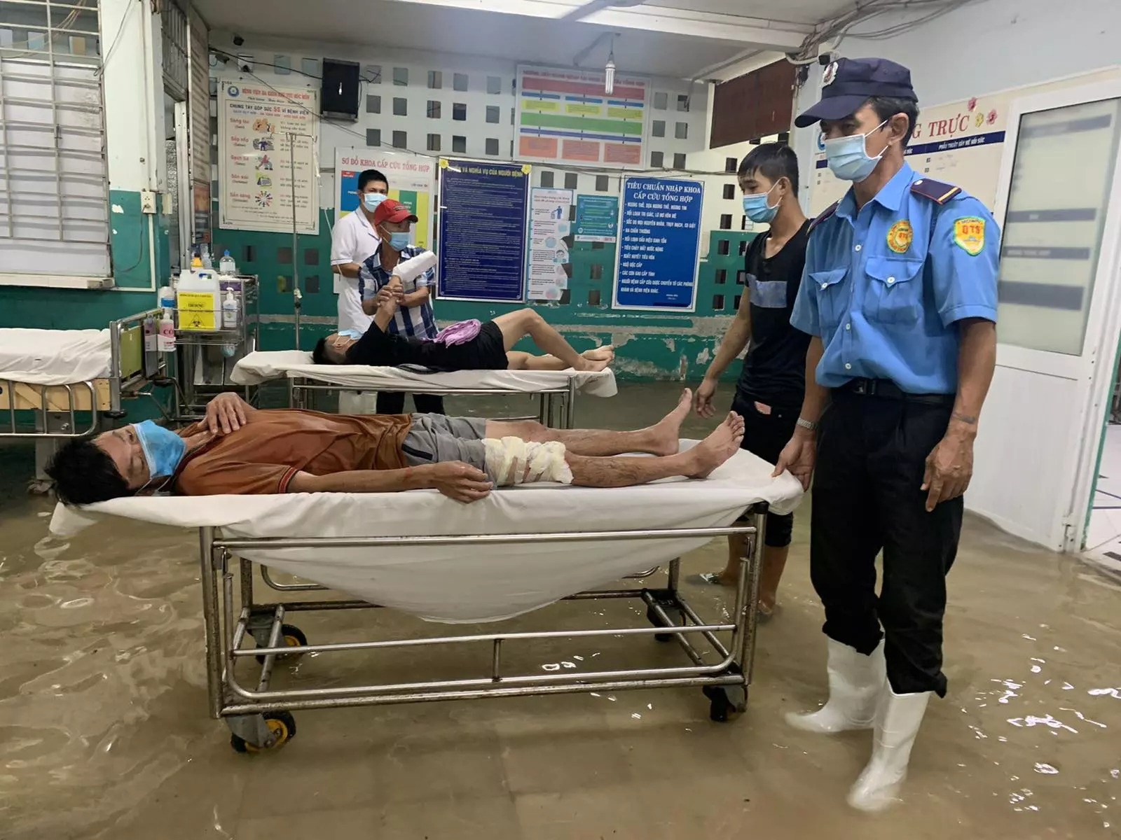 bac si bat cua trong phong cap cuu anh 5