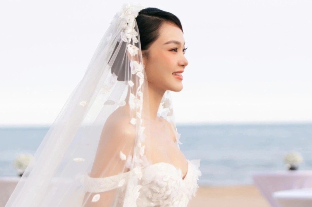 Dam cuoi khong con rieng tu cua Minh Hang hinh anh