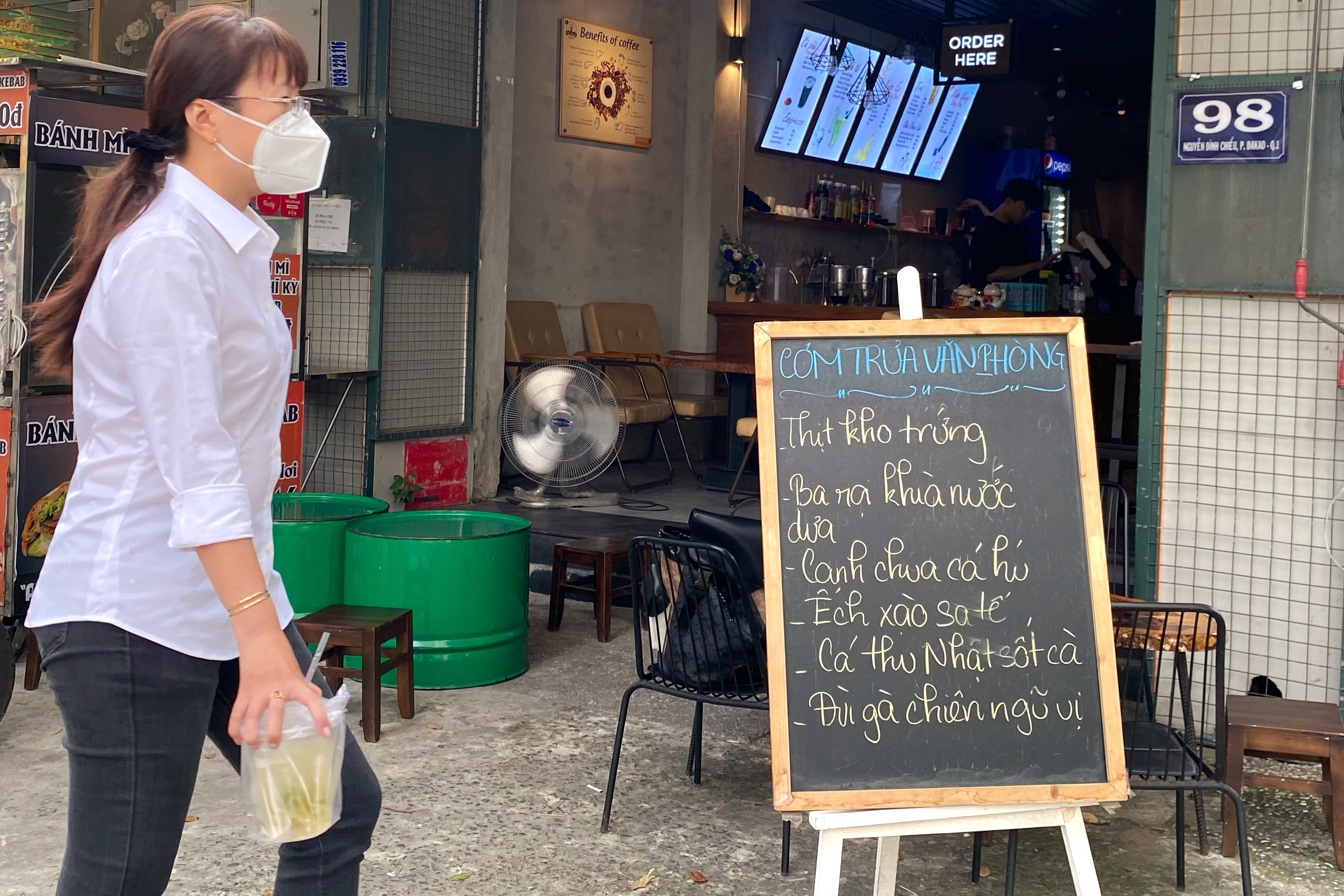 Quan an o TP.HCM chi thue nhan vien 2 tieng buoi trua de tiet kiem hinh anh