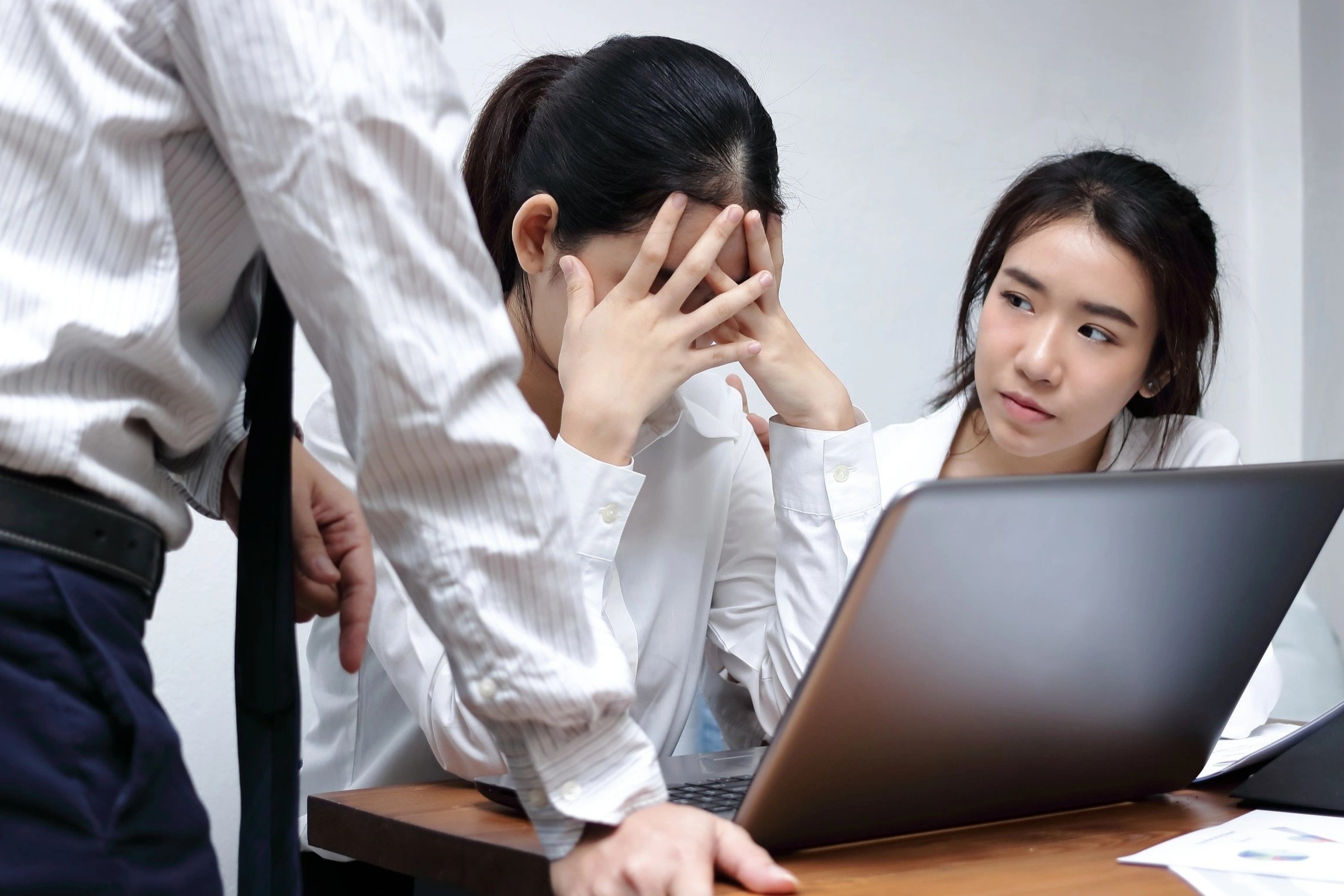 Bong ma quay roi tro lai voi dan van phong Han Quoc hinh anh