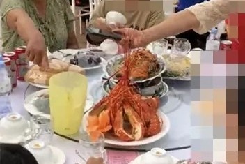 Bai bien cua resort ngap rac tom hum, vo ghe sau mot dam cuoi hinh anh