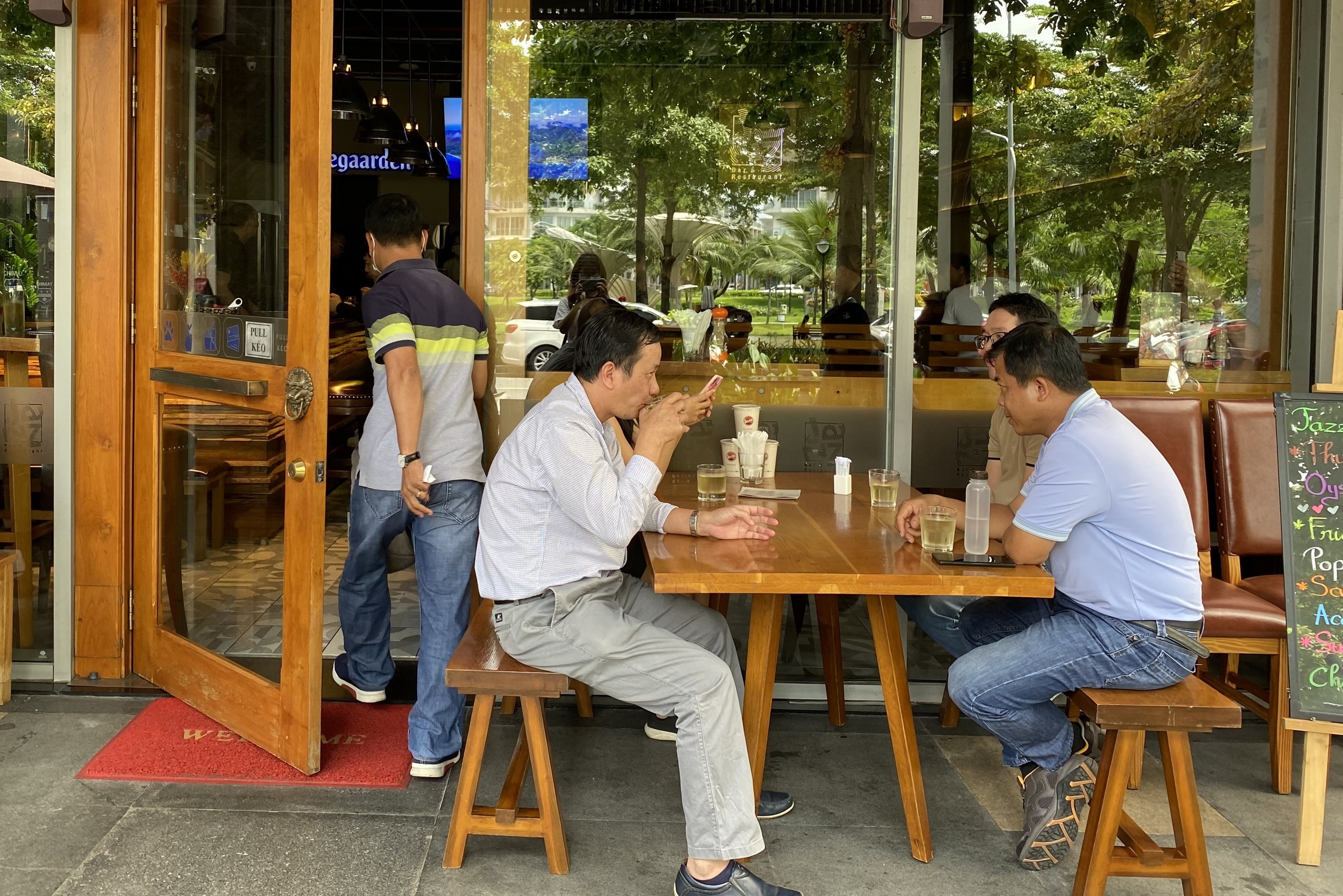 quan bar ban com anh 5