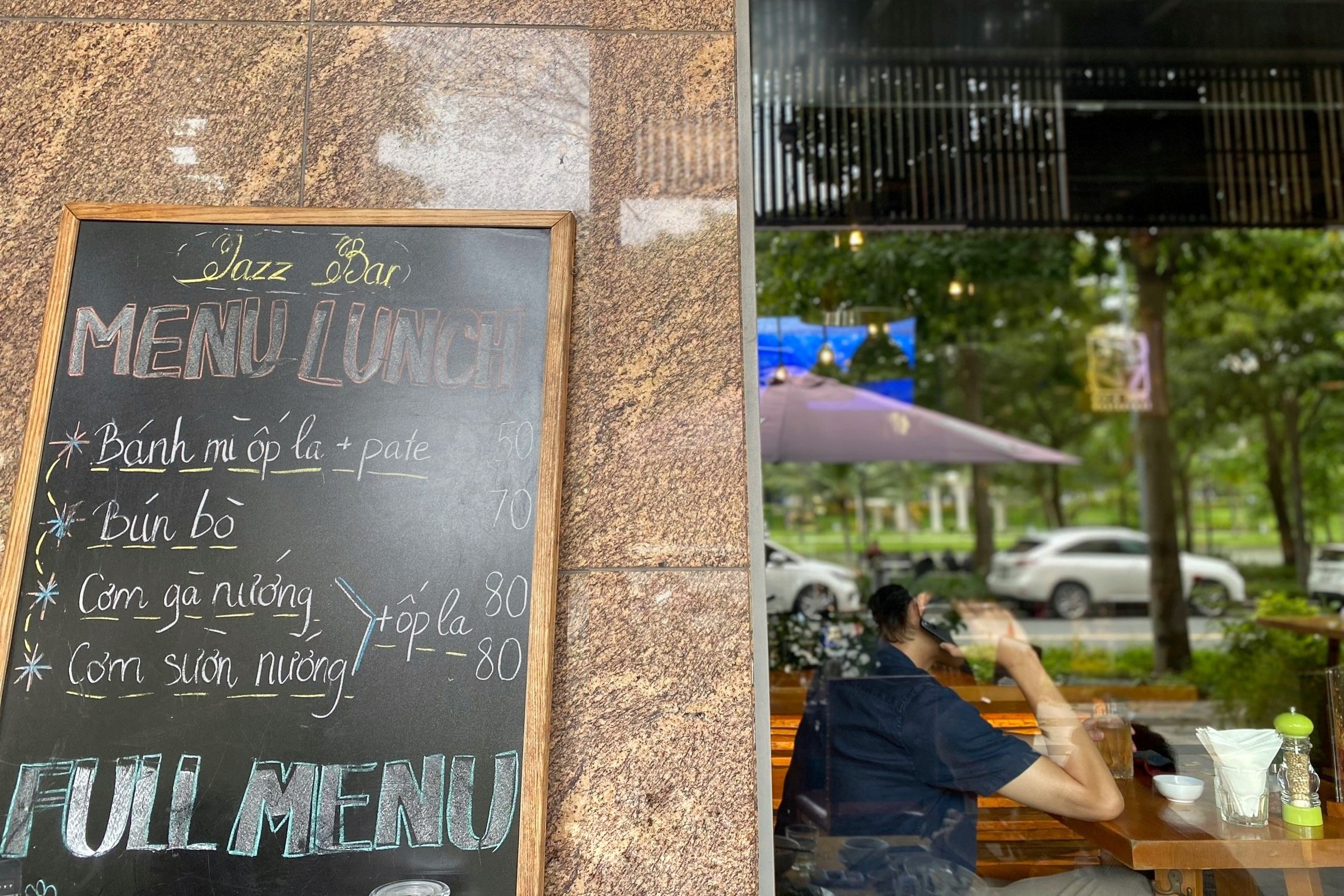 quan bar ban com anh 4