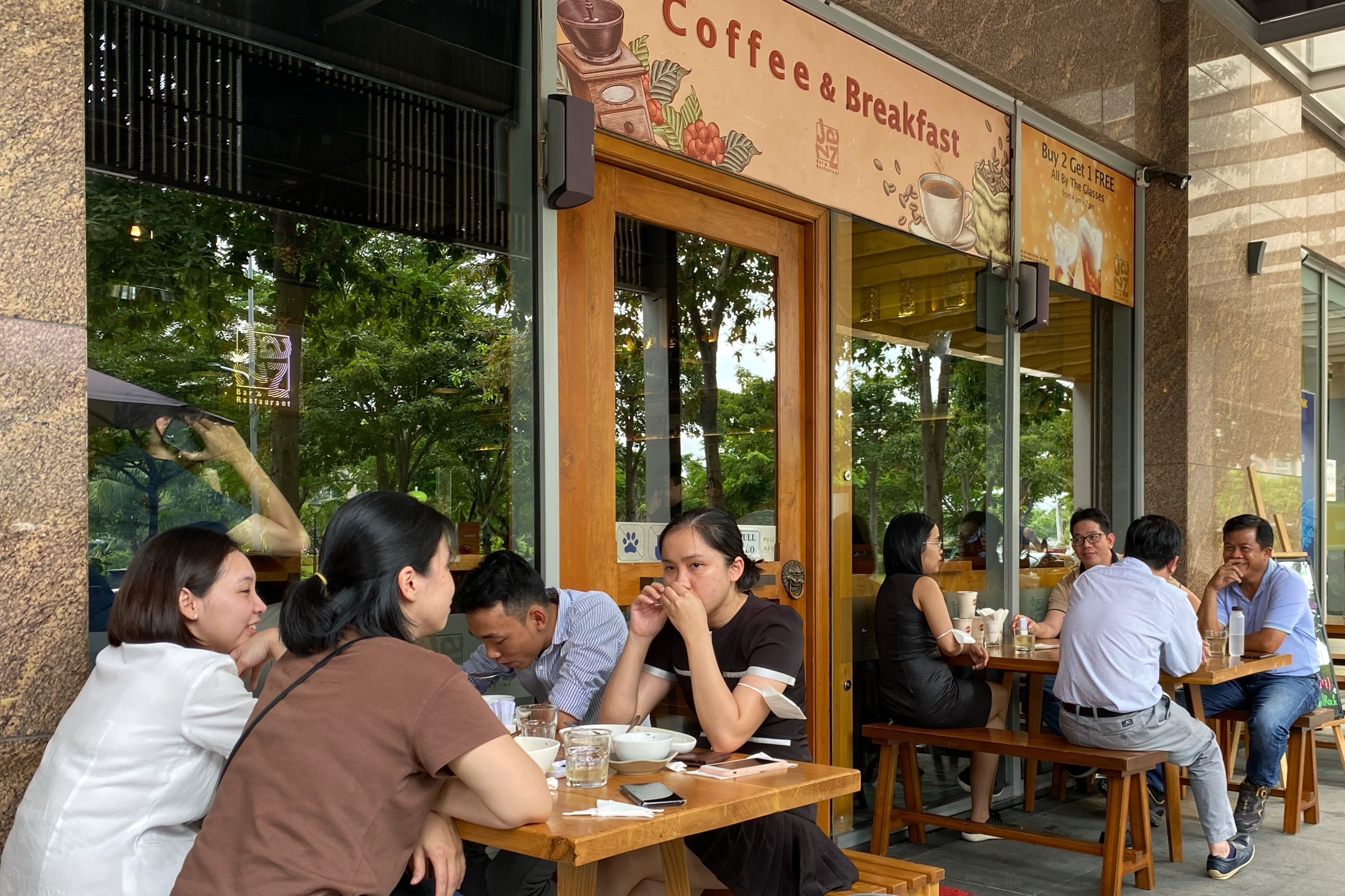 quan bar ban com anh 3