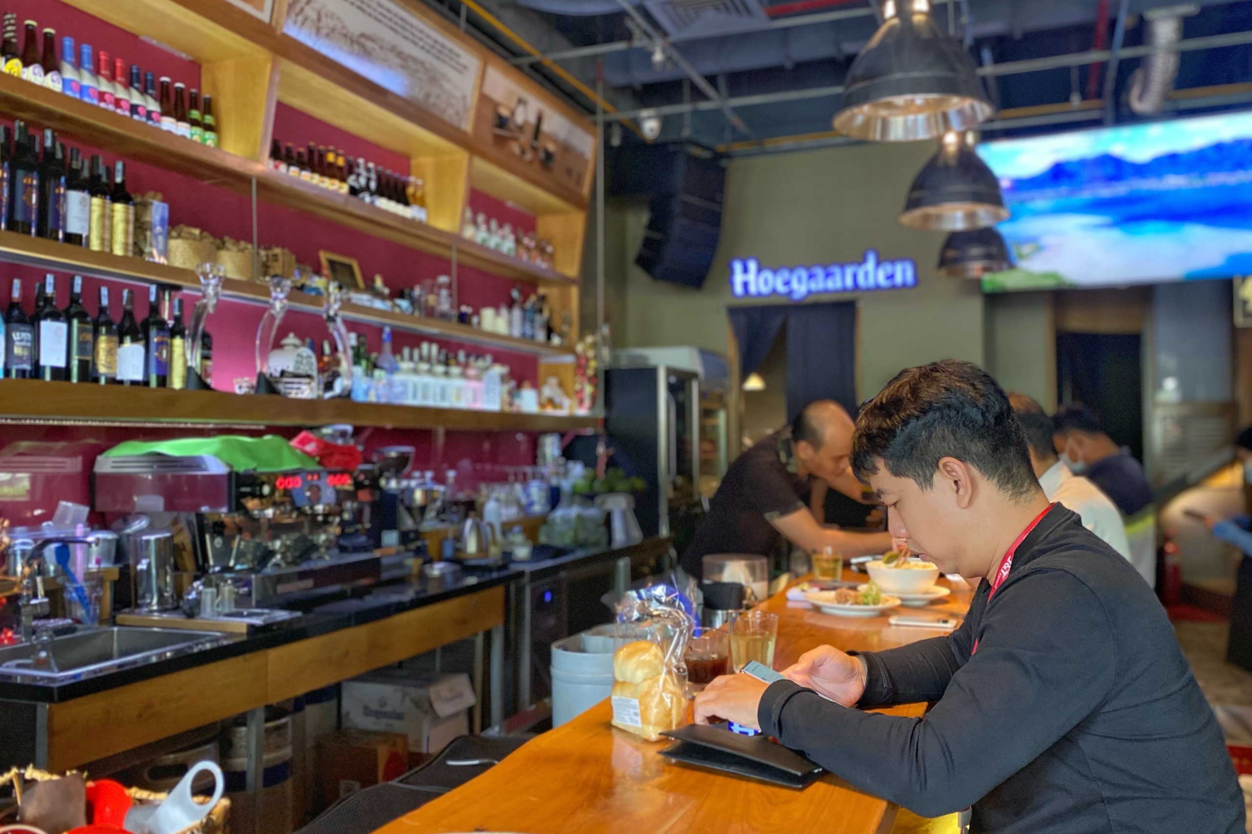 quan bar ban com anh 6