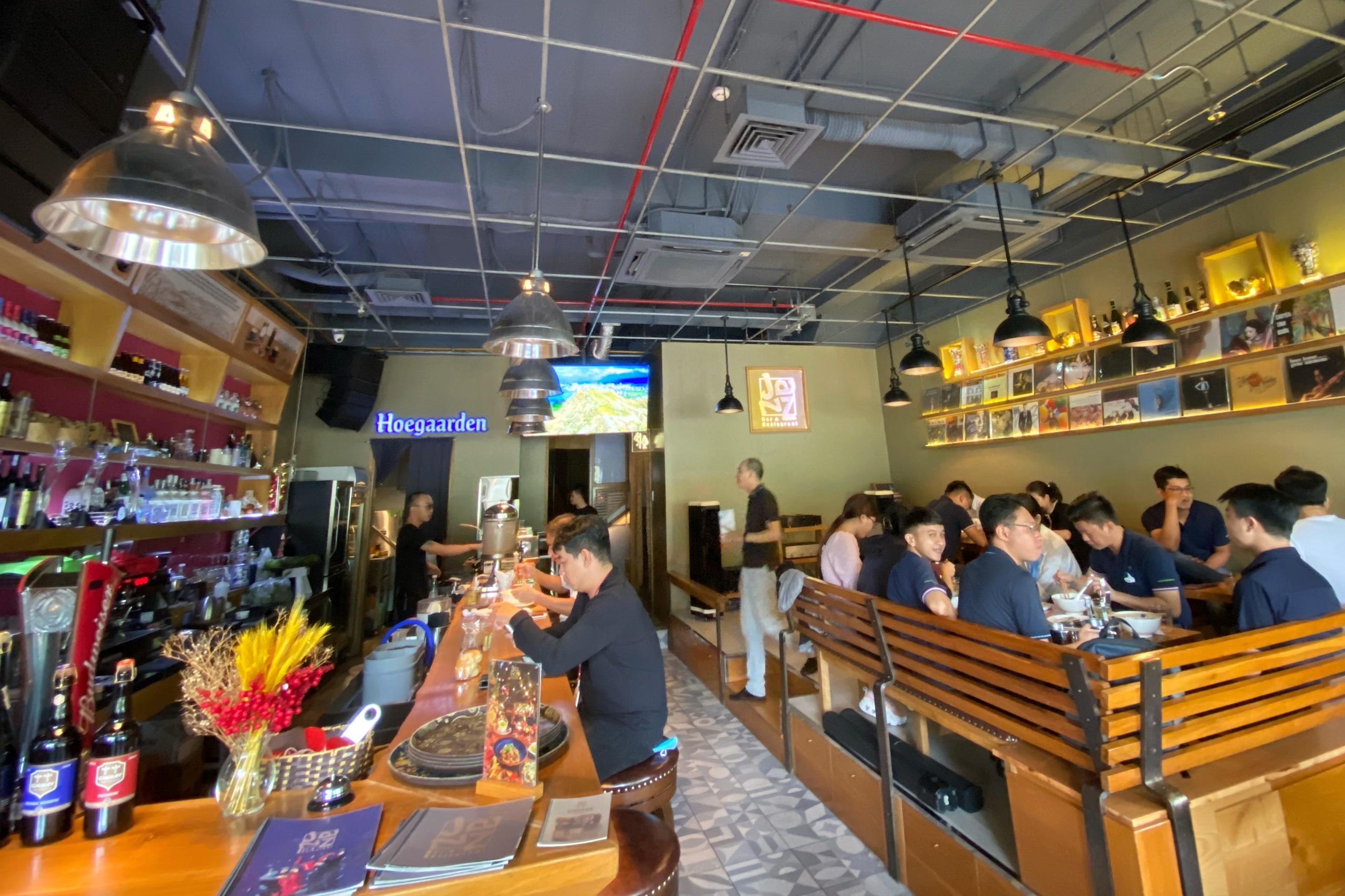 quan bar ban com anh 2