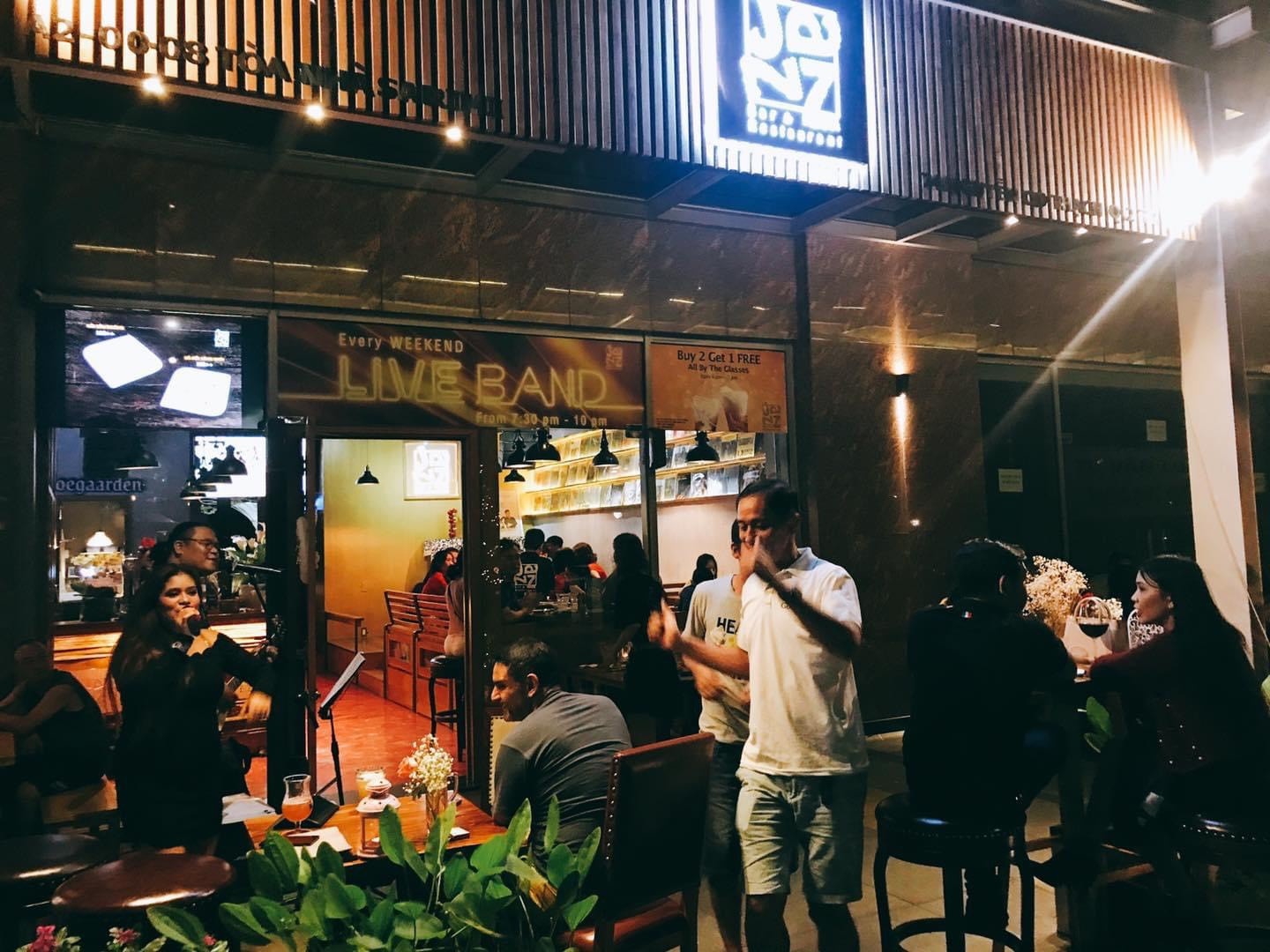 quan bar ban com anh 7