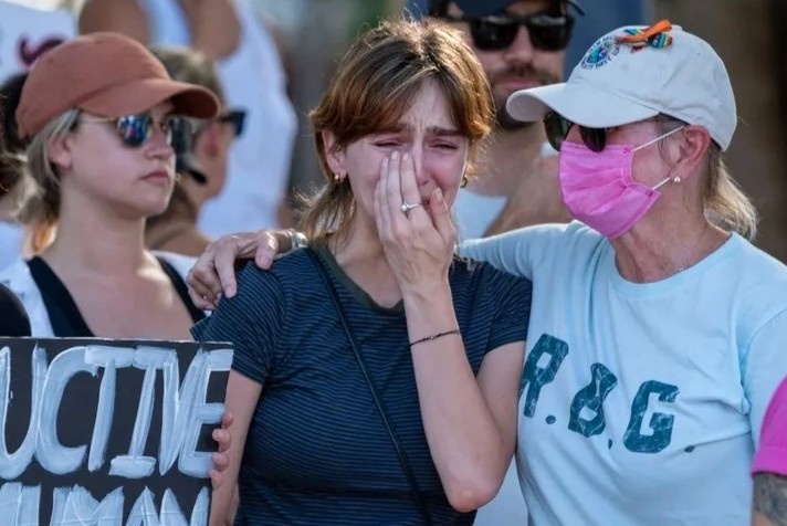 Vu be gai 10 tuoi bi cuong hiep phai pha thai rung dong nuoc My hinh anh