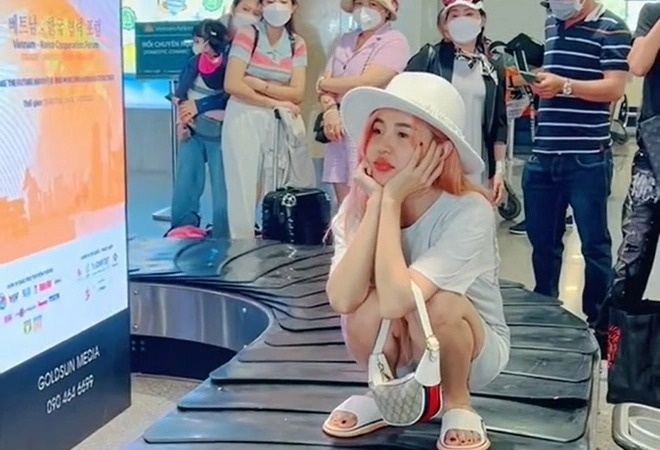 Tro lo nao loan san bay khoi nguon tu video 15 giay cua TikTok hinh anh