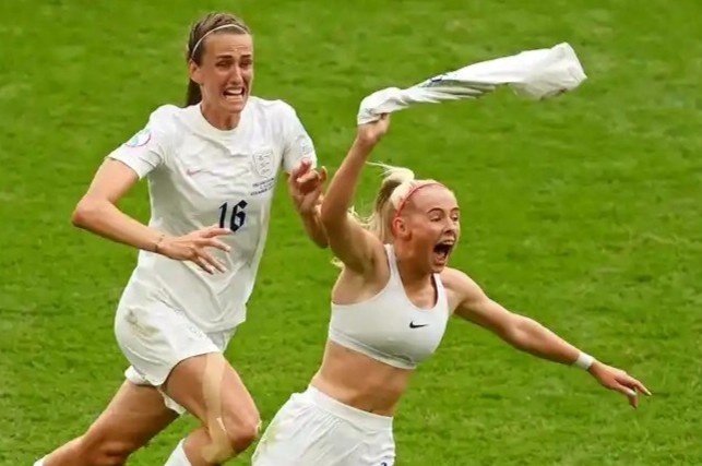 Chiec ao nguc dat hang sau man an mung cua nu cau thu Anh hinh anh