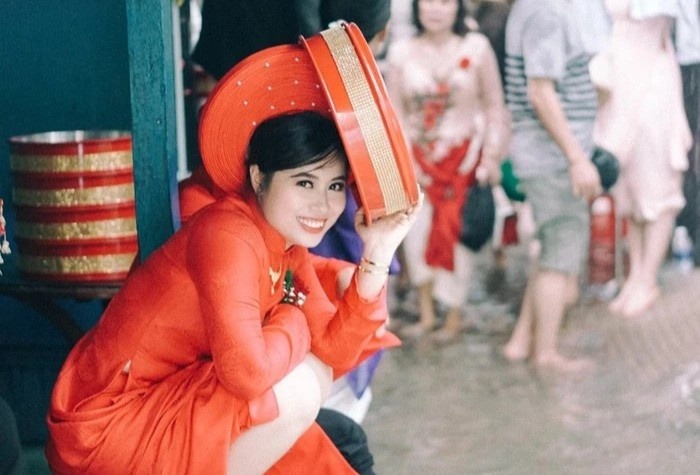 Dam cuoi mua nuoc noi, co dau chu re mien Tay tha dep, di chan tran hinh anh