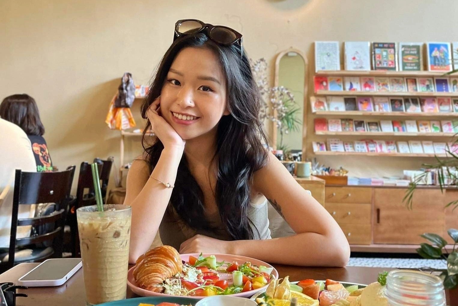 Nhieu nguoi tre quen voi viec an toi mot minh hinh anh