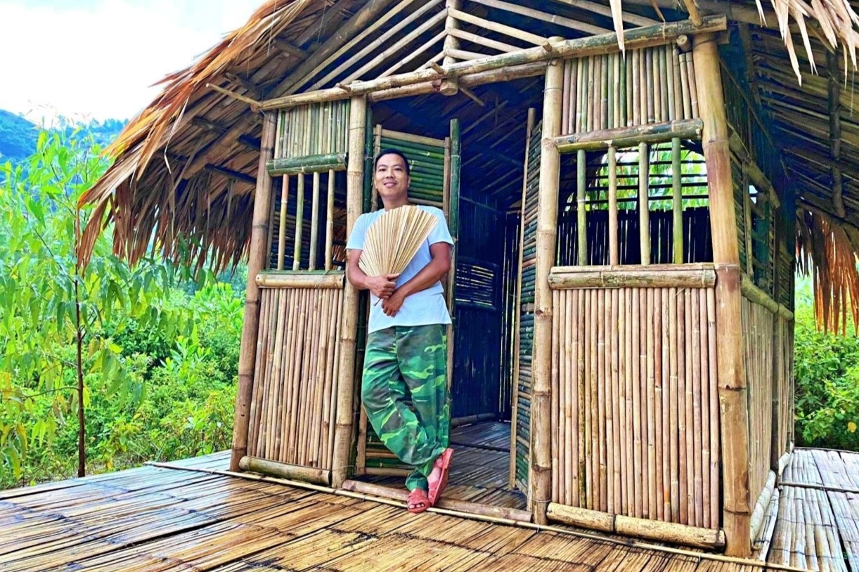 Chang trai pho thi ve rung, dung nha tre, nau bep dat set hinh anh