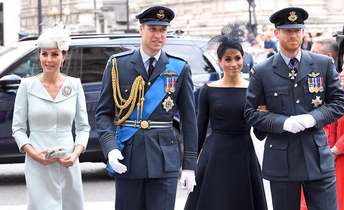 Vo chong khong cong khai nam tay va cac quy tac ngam cua Hoang gia Anh hinh anh