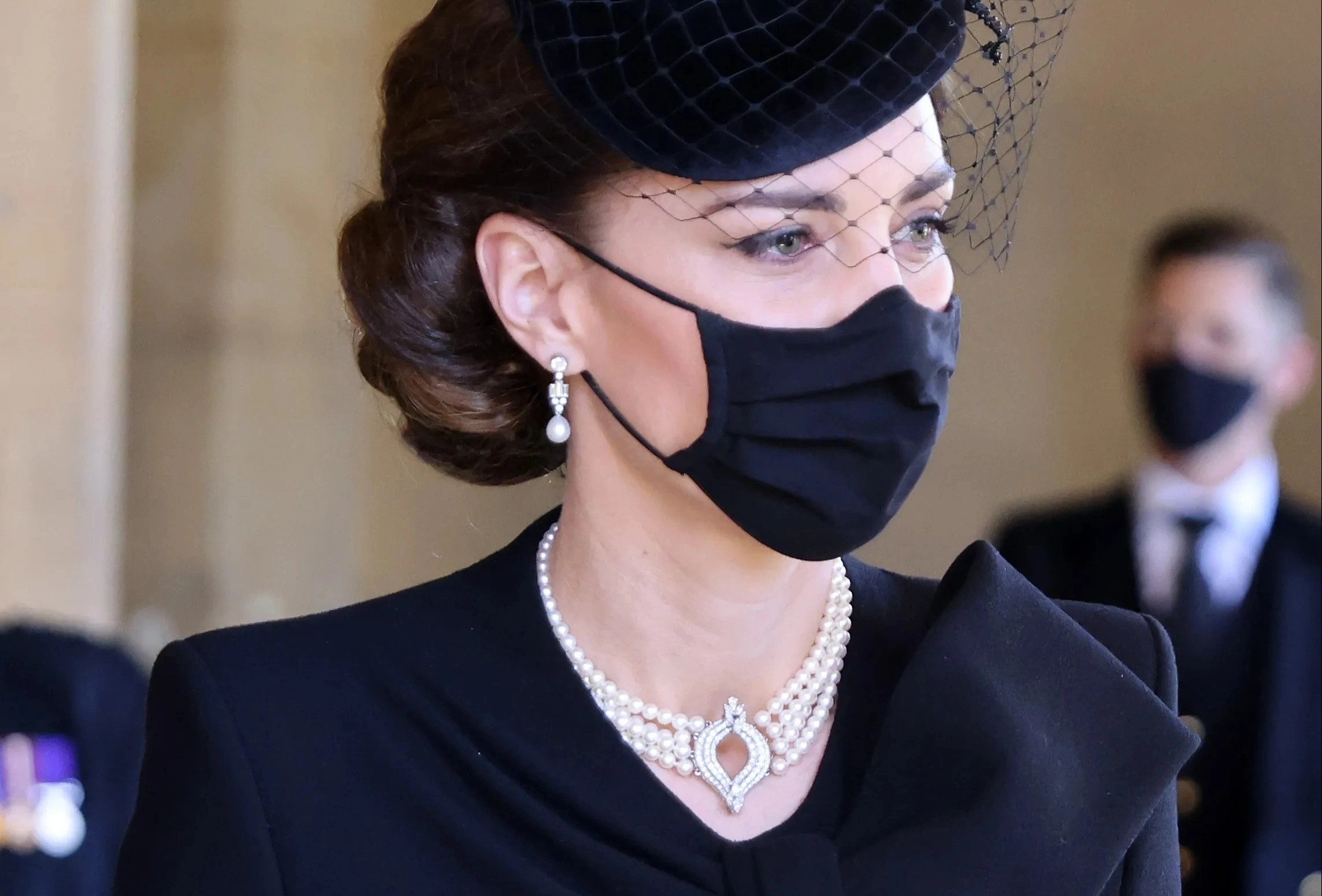 Ly do cac cong nuong, cong chua luon deo ngoc trai trong tang le hinh anh