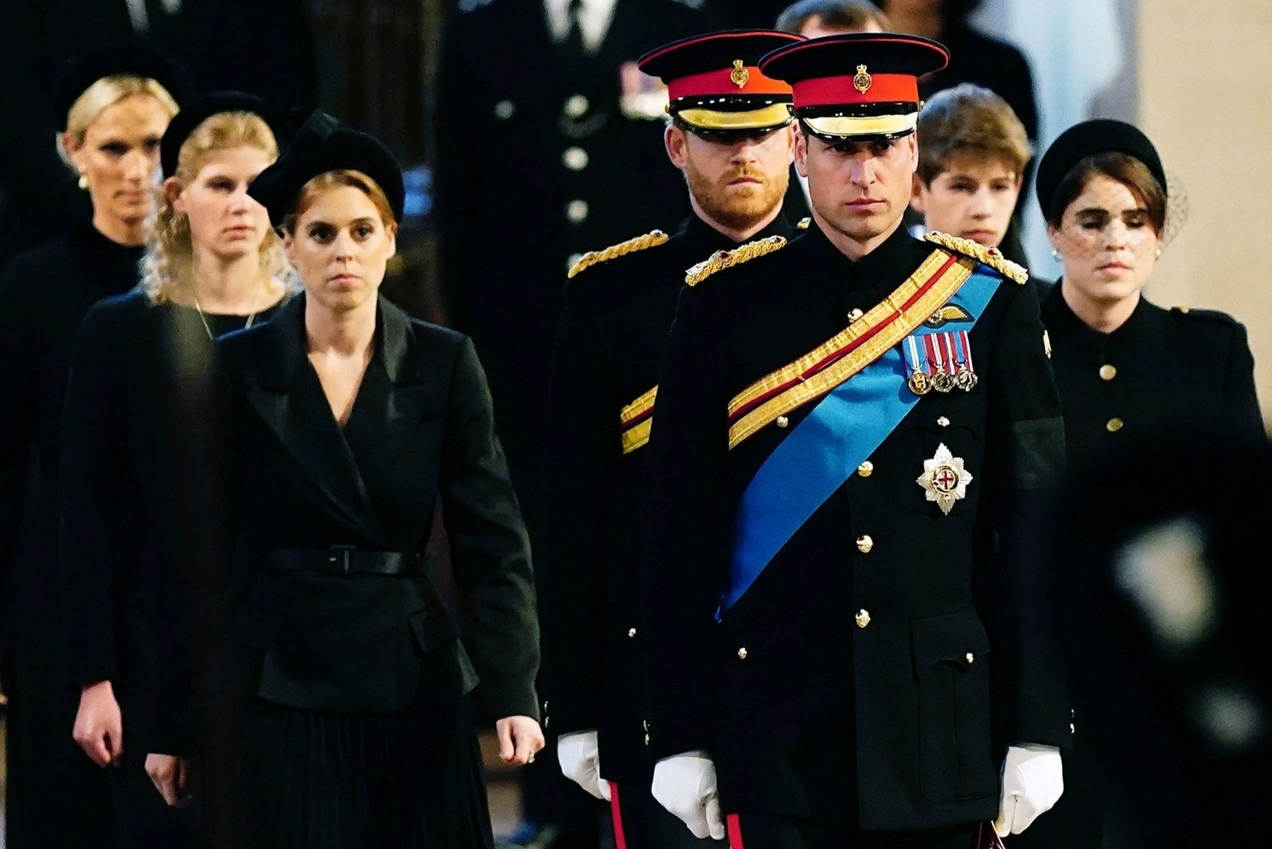 Cac thanh vien hoang gia mac gi trong tang le nu hoang hinh anh