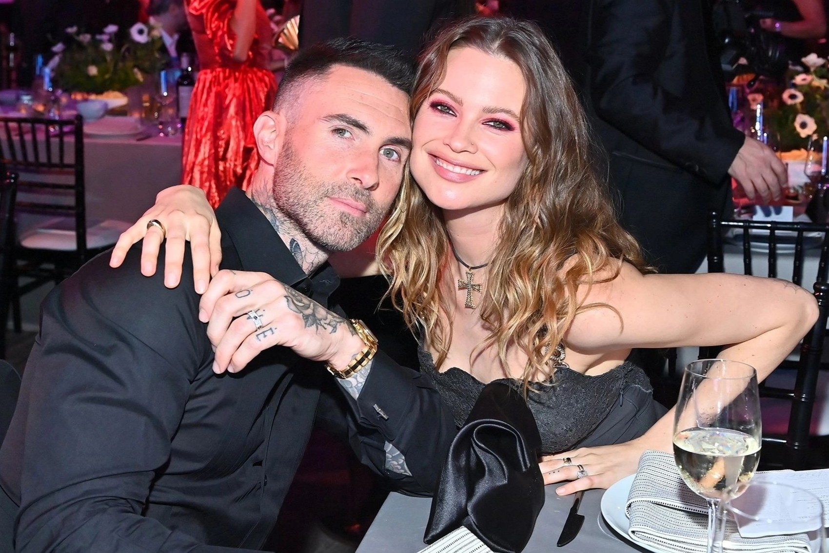 Hinh tuong 'trai hu quay dau' cua Adam Levine sup do hinh anh