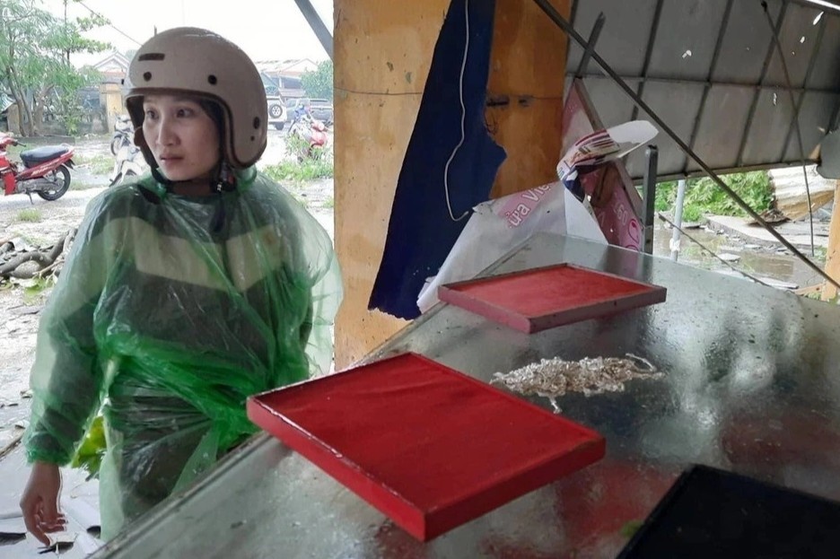 Chu tiem vang bi mat tai san vi bao Noru duoc giup do, cho o nho hinh anh