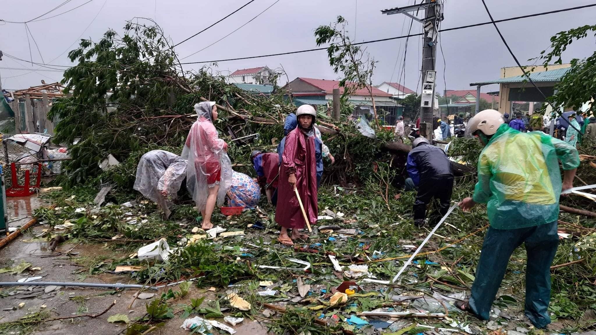 tiệm vàng bị bão cuốn ảnh 2 tiem vang bi bao cuon anh 2