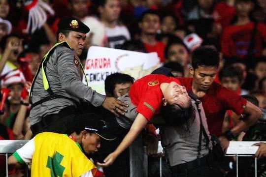 Bong da - mon the thao chet choc o Indonesia hinh anh