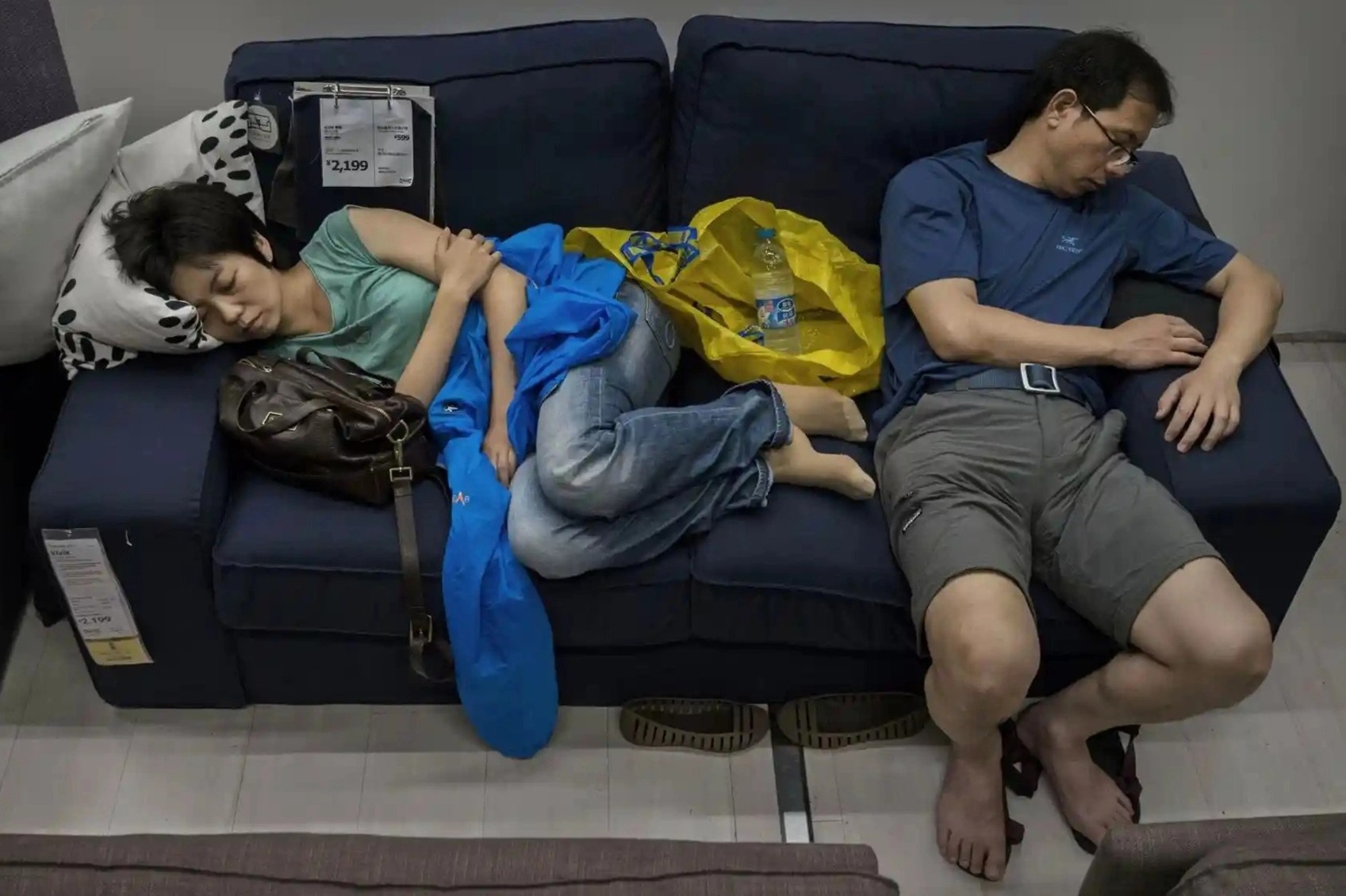 Nhieu nguoi di du lich chi de ngu, o li trong khach san hinh anh