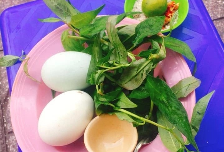 Tiem trung vit lon dat khach o TP.HCM, ngay ban 3.000 qua hinh anh