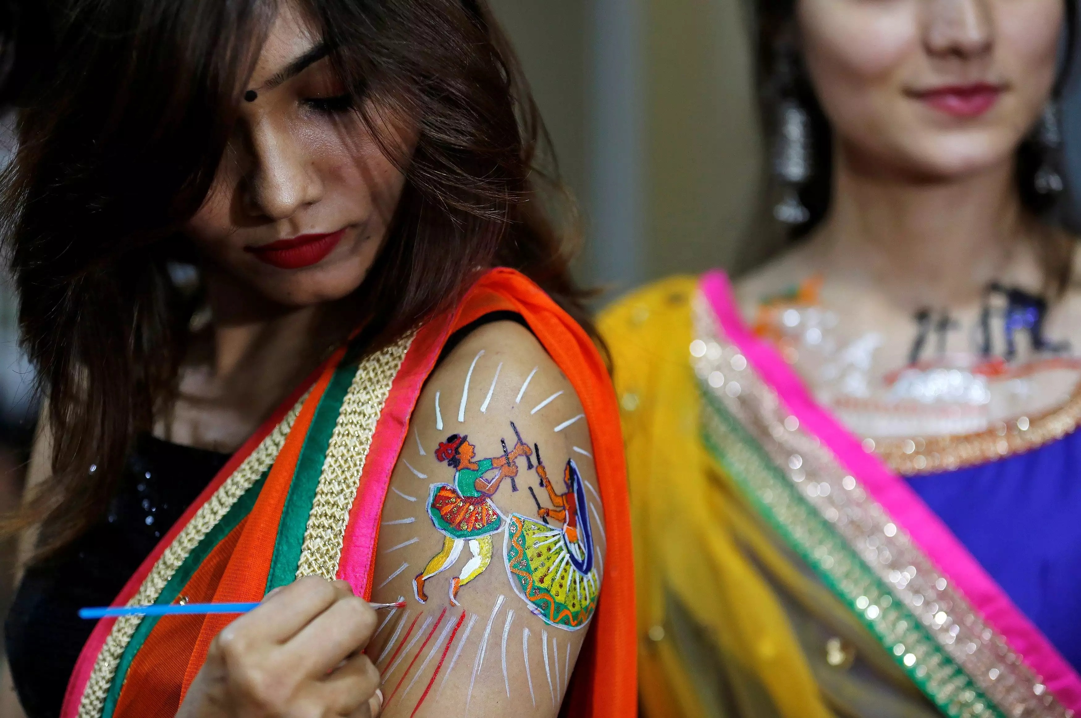 Ben trong le hoi khien bao cao su dat hang o An Do hinh anh