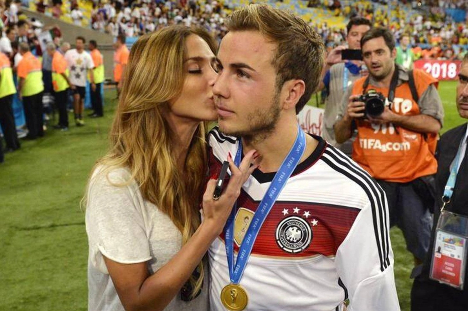 Vi sao nhieu cau thu bi cam quan he tai World Cup hinh anh