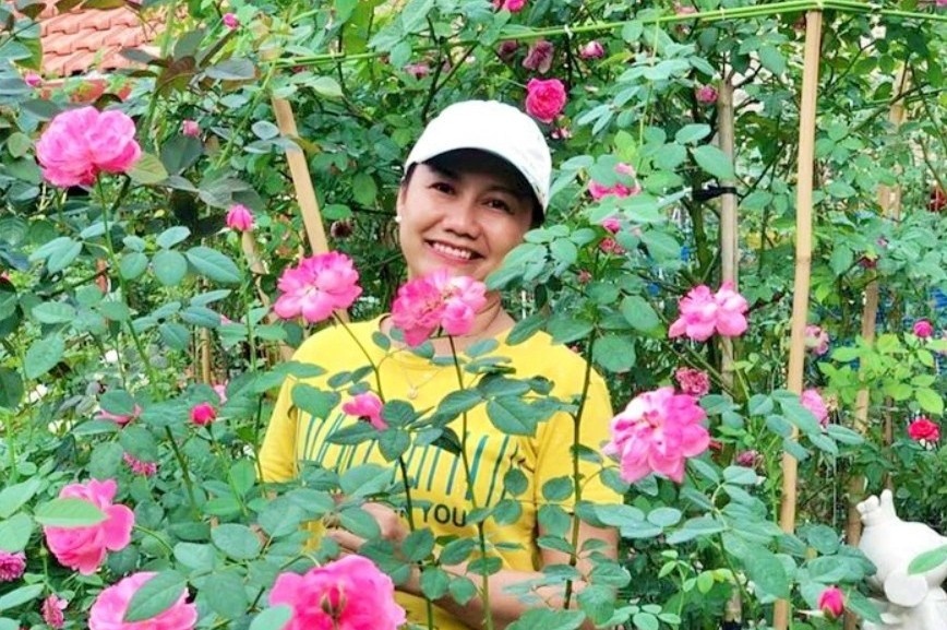 Vuon hoa hong hon 4 ty cua nguoi phu nu mien Tay hinh anh